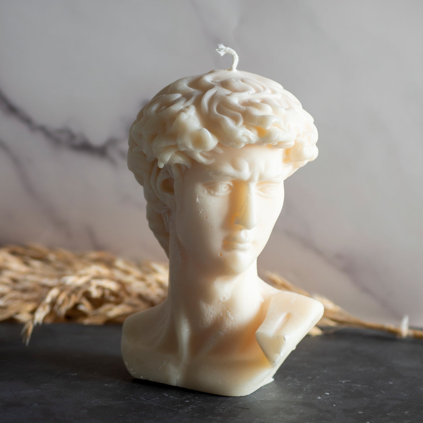 Beigekleurige Classic Muse kaars in rustige, natuurlijke setting