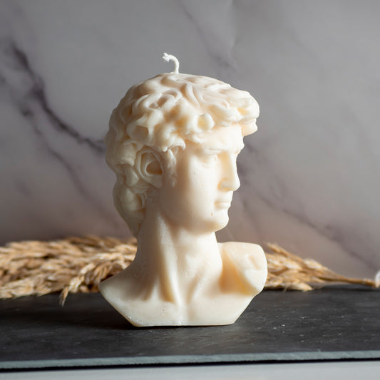 Beigekleurige Classic Muse kaars in rustige, natuurlijke setting