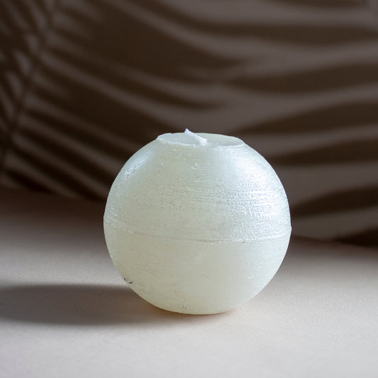 Kaars Melo in kleur parelmoer metallic op neutrale achtergrond en rustige lichtval