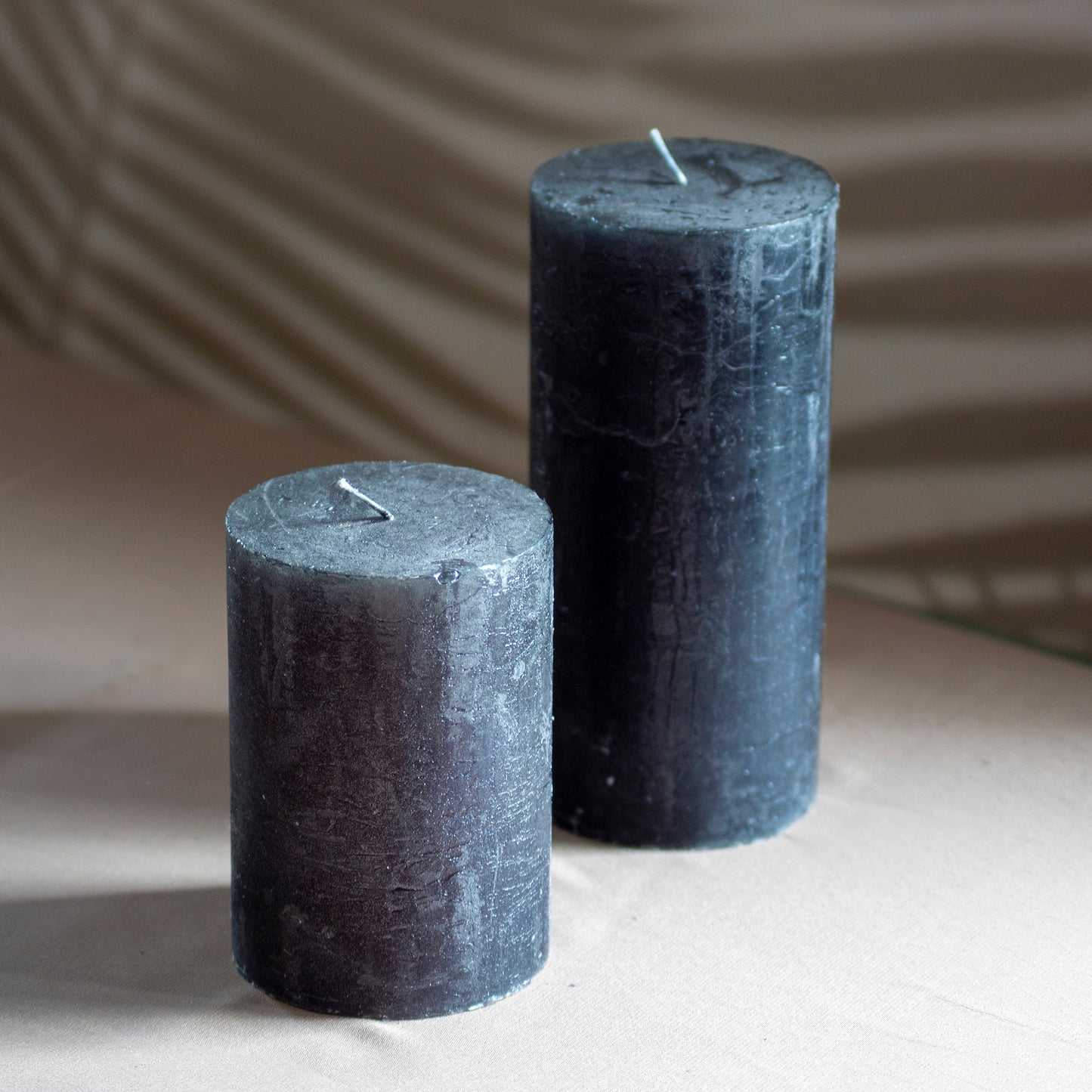 Kaarsen Roa en Noa in kleur antraciet op neutrale achtergrond en rustige lichtval