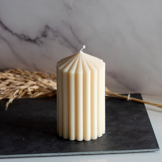 Beigekleurige Still Light kaars (klein) in rustige, natuurlijke setting