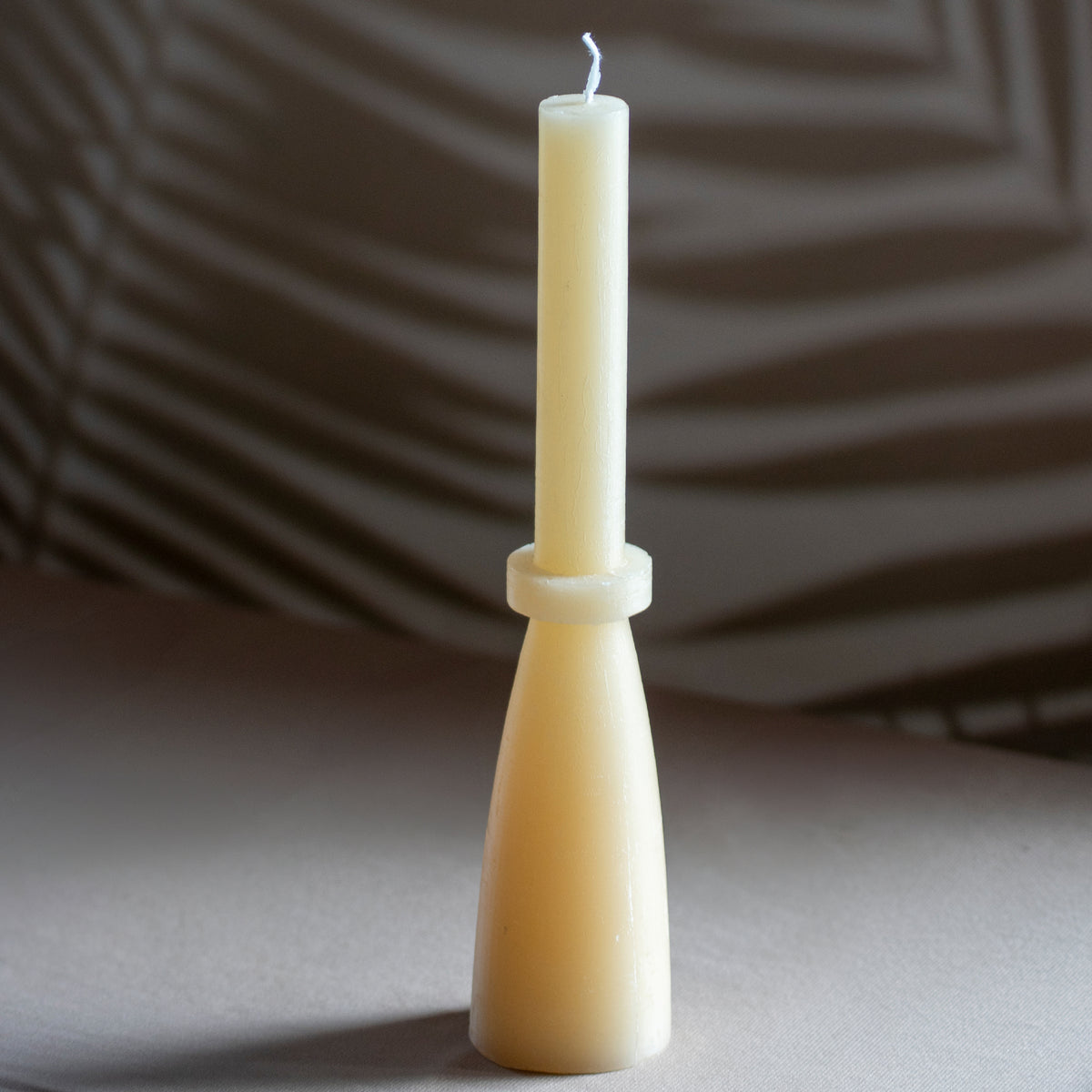 Kaars Tall Glow in kleur vanille op neutrale achtergrond en rustige lichtval