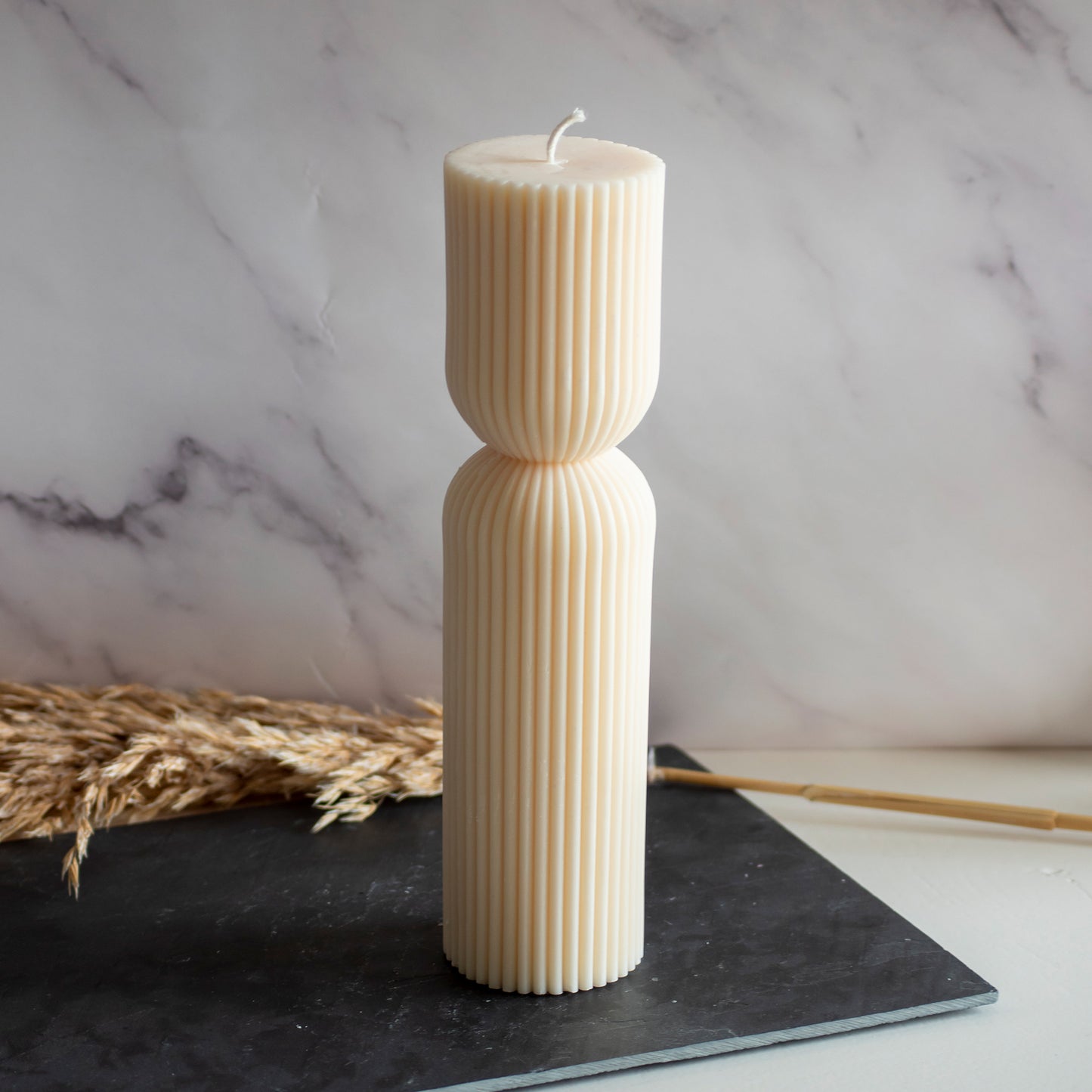 Beigekleurige Tall Grace kaars (groot) in rustige, natuurlijke setting