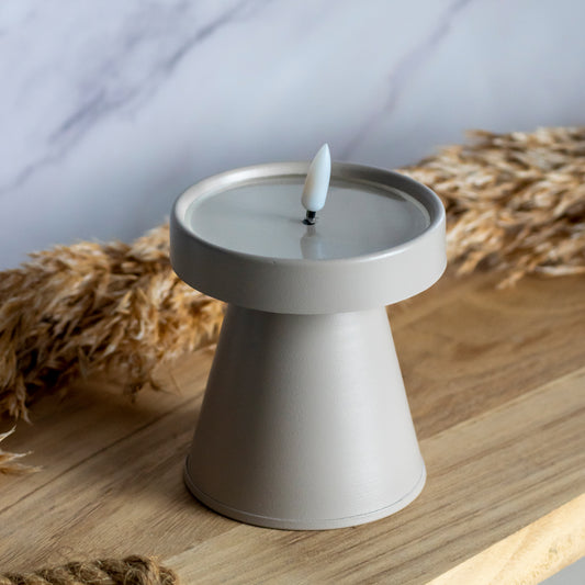 Hoge LED kandelaar in taupe kleur op houten plank met tarwe decoratie