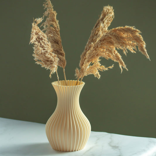 Beige vaas Luva met droogbloemen op marmeren blad en groene achtergrond