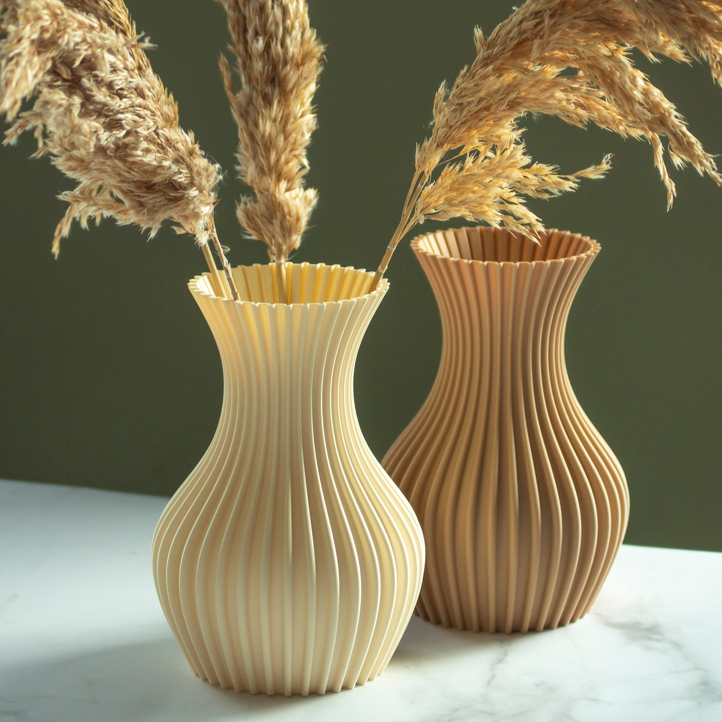 Vazen Luva met droogbloemen op marmeren blad en groene achtergrond