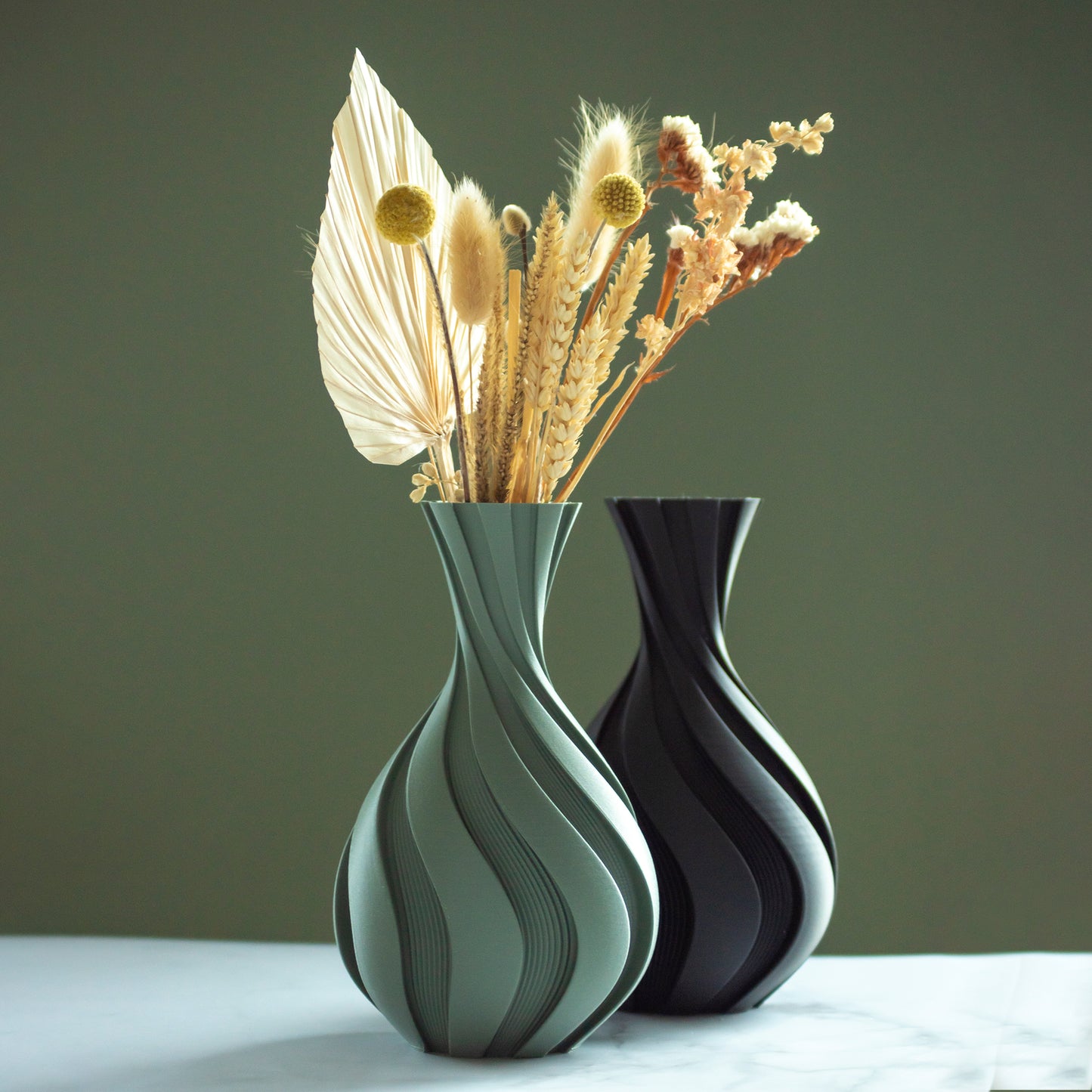 Vazen Spira met droogbloemen op marmeren blad en groene achtergrond