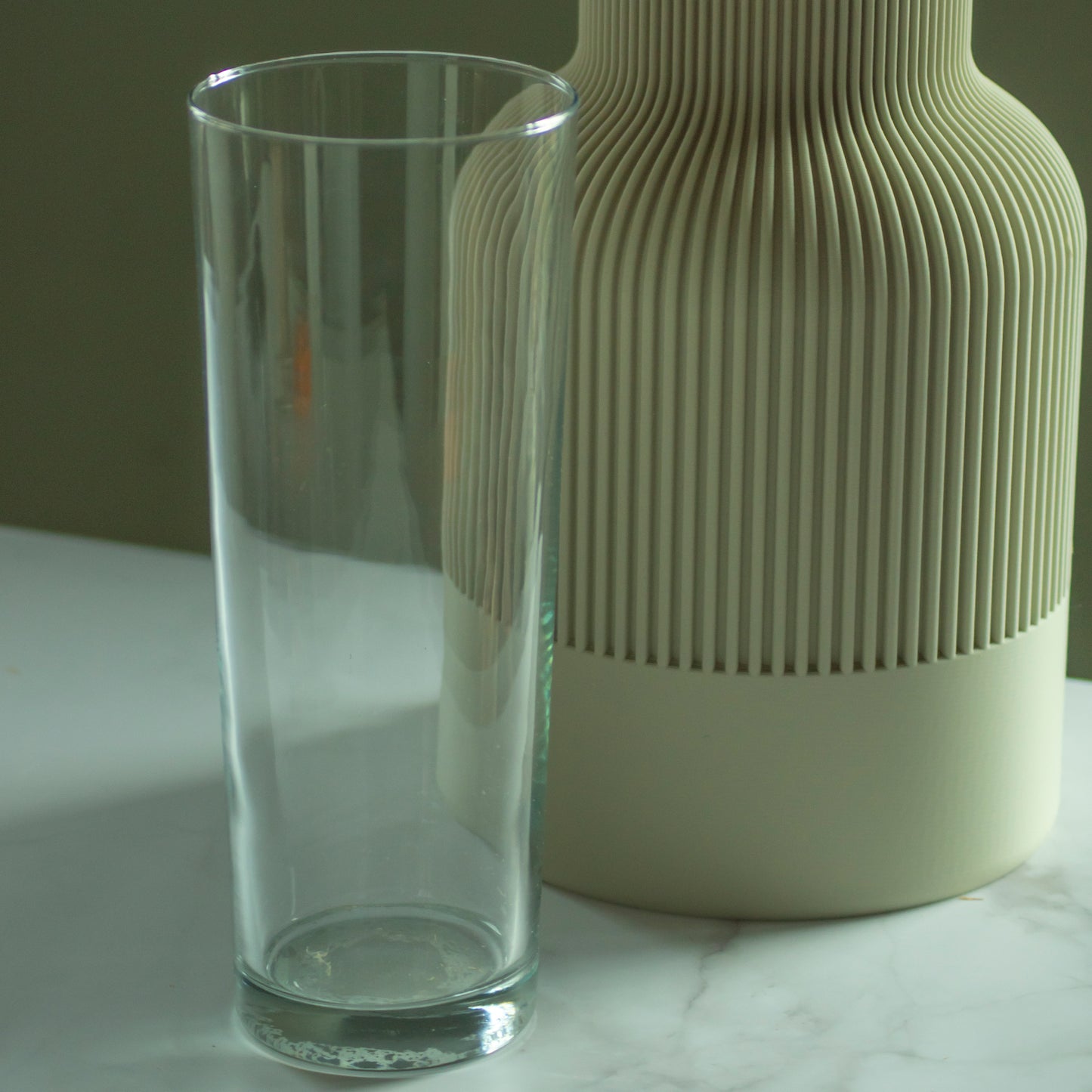 Kaki vaas Yara met droogbloemen op marmeren blad en groene achtergrond