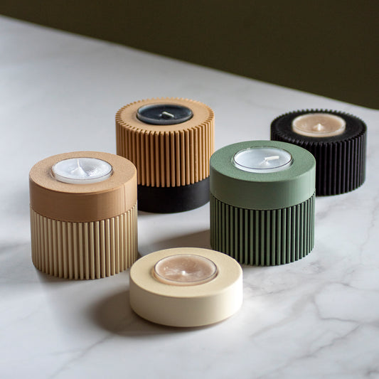 Waxinelichthouders Duo Light op marmeren ondergrond en rustige lichtval