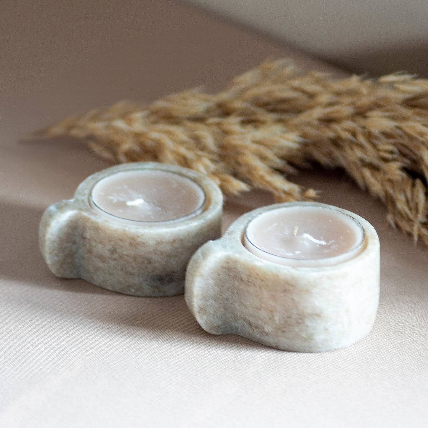 Waxinelichthouder Stone Calm op neutrale achtergrond en rustige lichtval