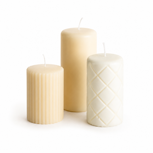 Set van beige stompkaarsen met geribbelde structuur