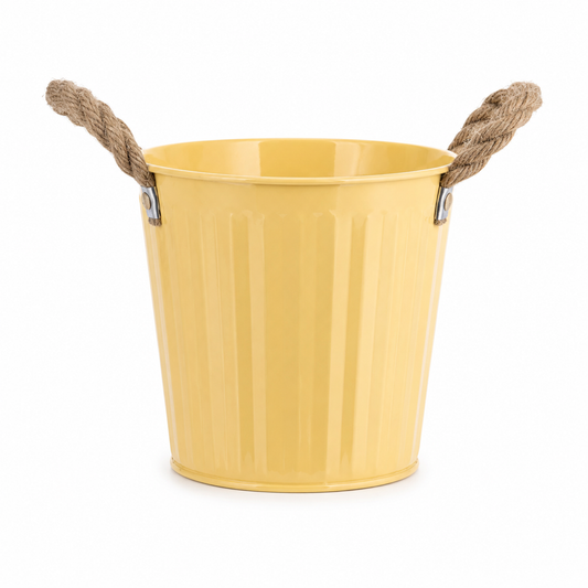 Grote gele bloempot met handgrepen van touw