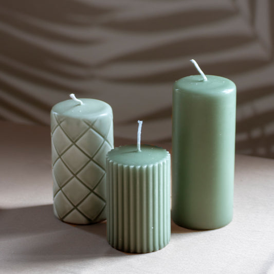 Set Ami met drie kaarsen in olijfgroen op neutrale achtergrond en rustige lichtval