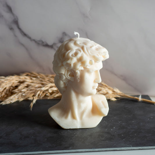 Beigekleurige Classic Muse kaars in rustige, natuurlijke setting