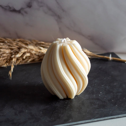 Beigekleurige Flow Flame kaars in rustige, natuurlijke setting