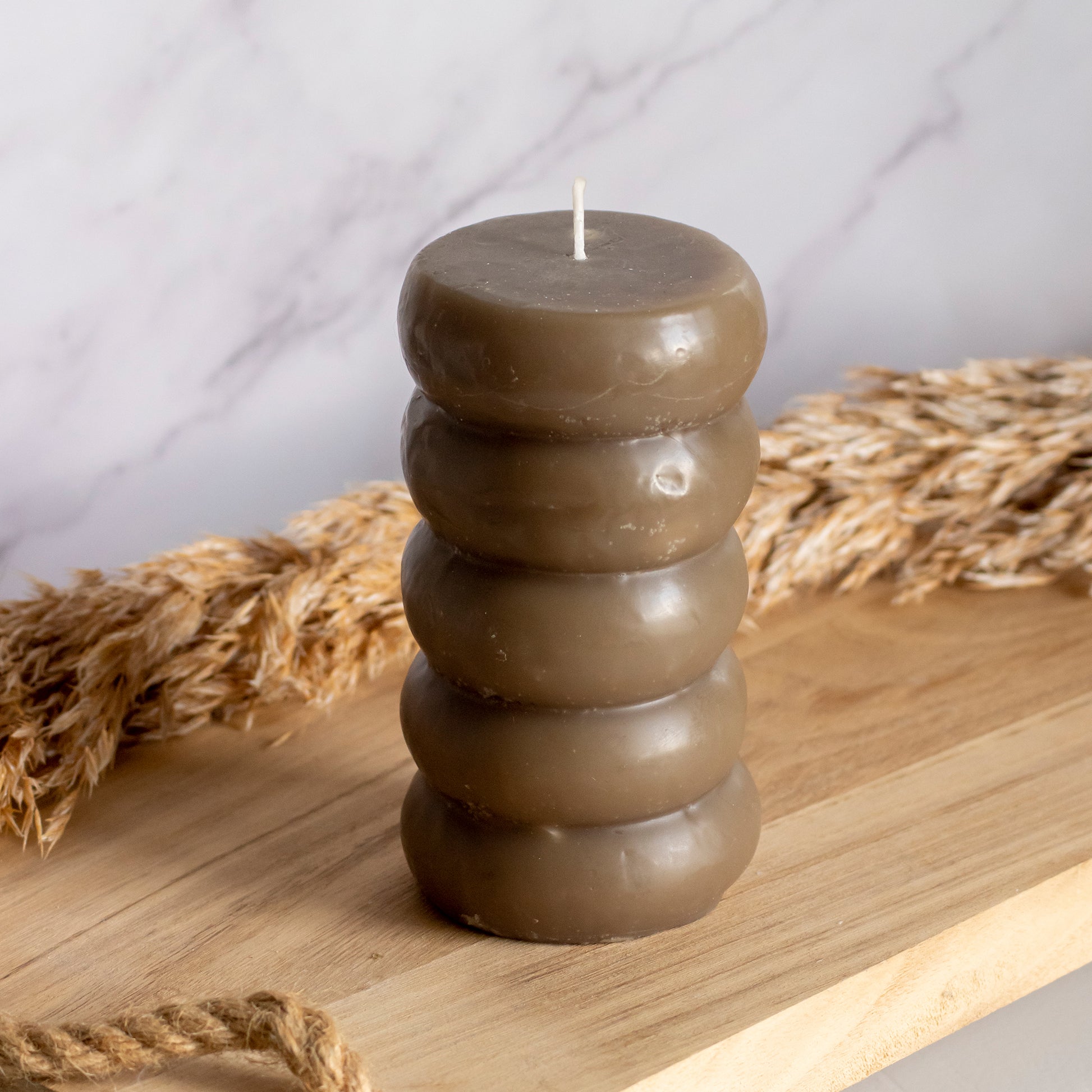 Hoge ringelkaars in donkerbruine kleur op houten plank met tarwe als decoratie