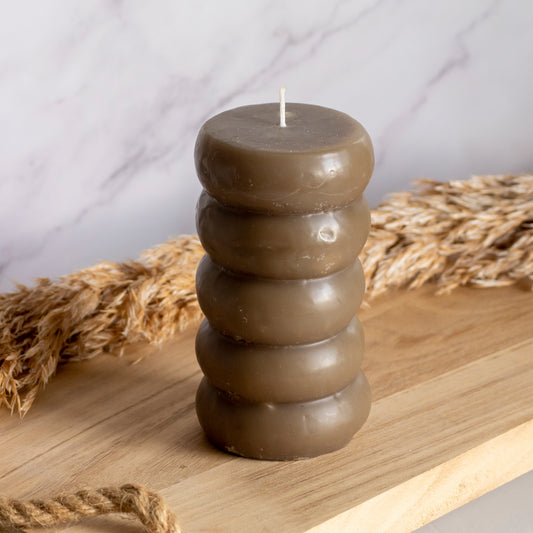 Hoge ringelkaars in donkerbruine kleur op houten plank met tarwe als decoratie