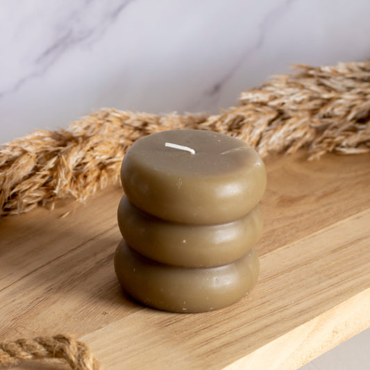 Lage ringelkaars in donkerbruine kleur op houten plank met tarwe als decoratie