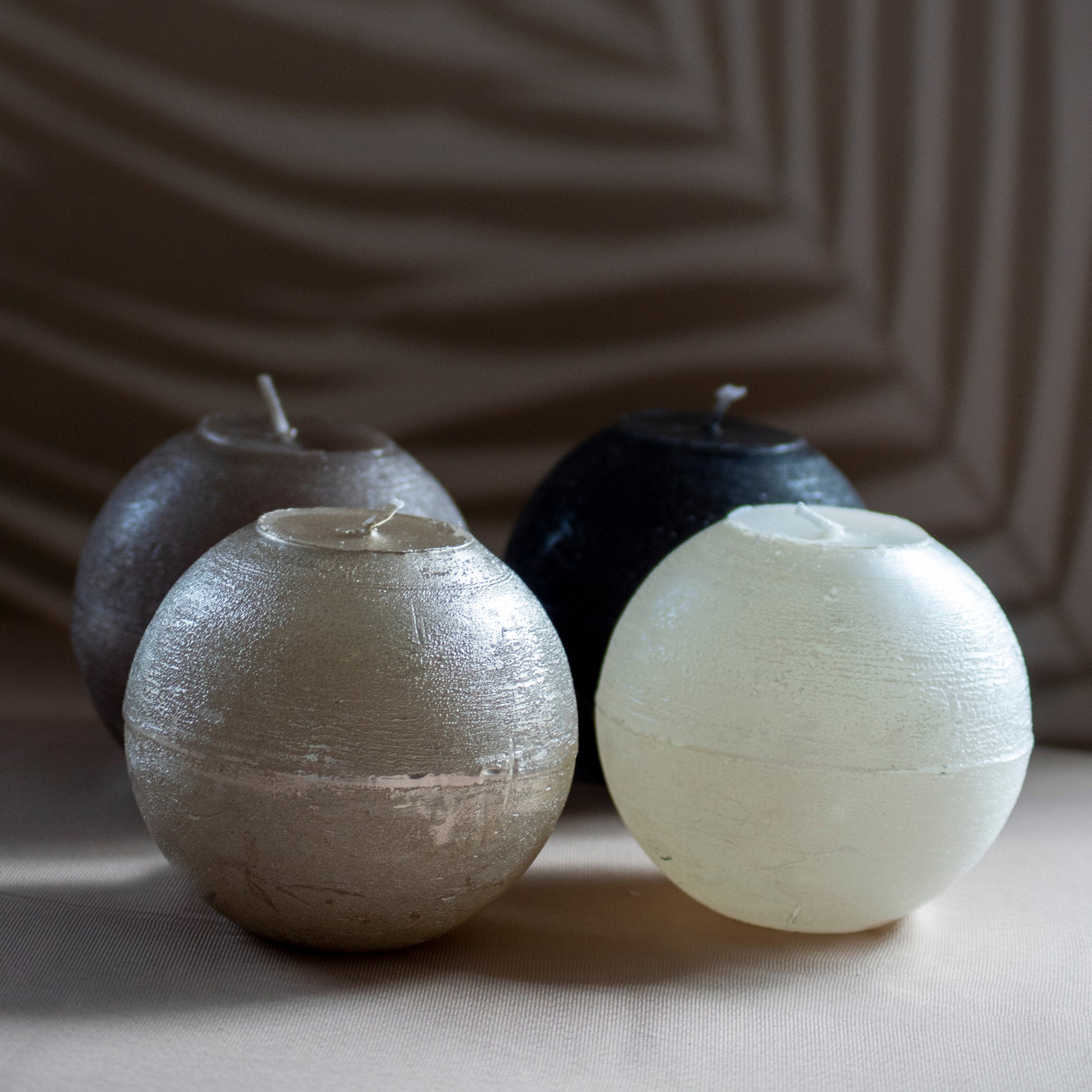 Kaarsen Melo op neutrale achtergrond en rustige lichtval