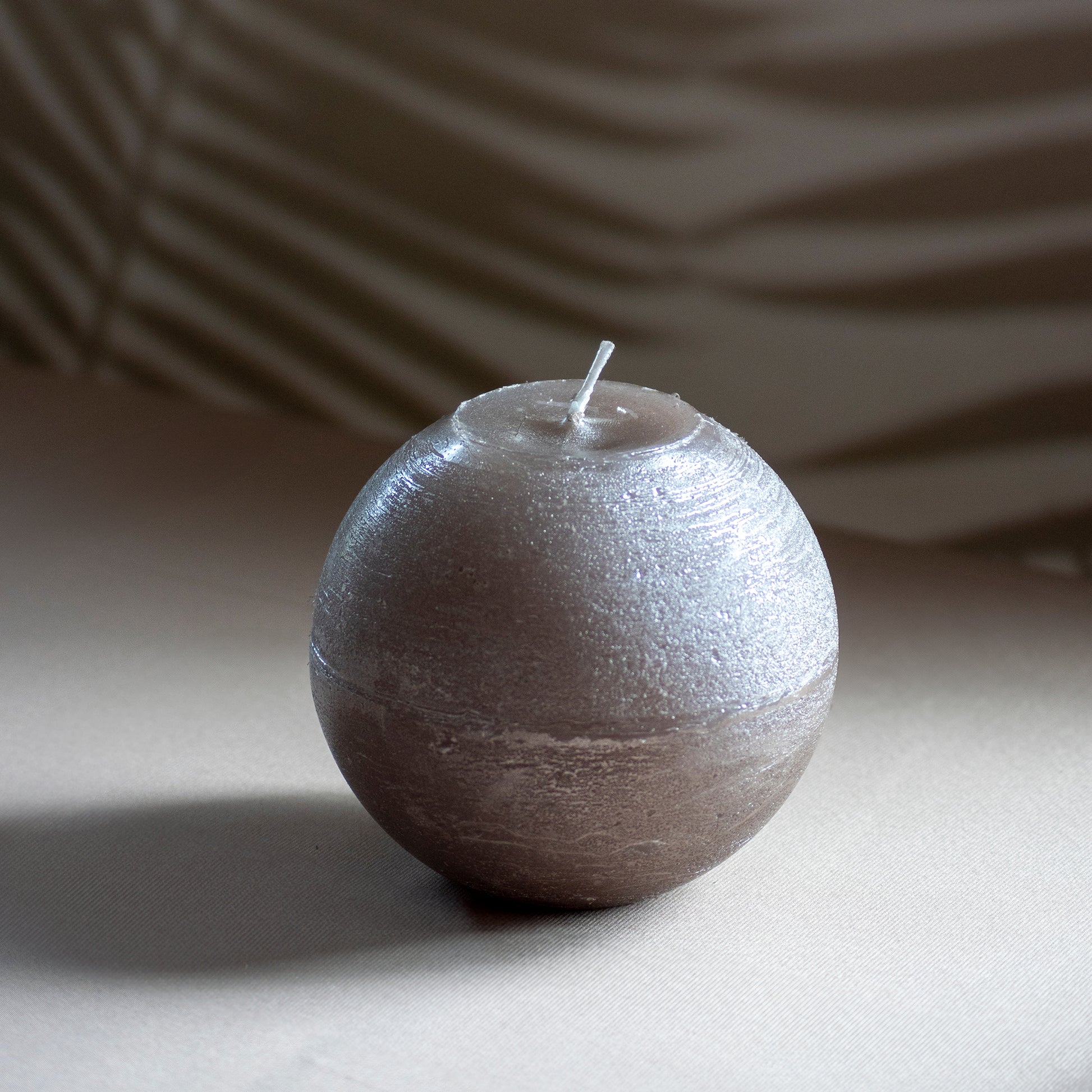 Kaars Melo in kleur steen metallic op neutrale achtergrond en rustige lichtval