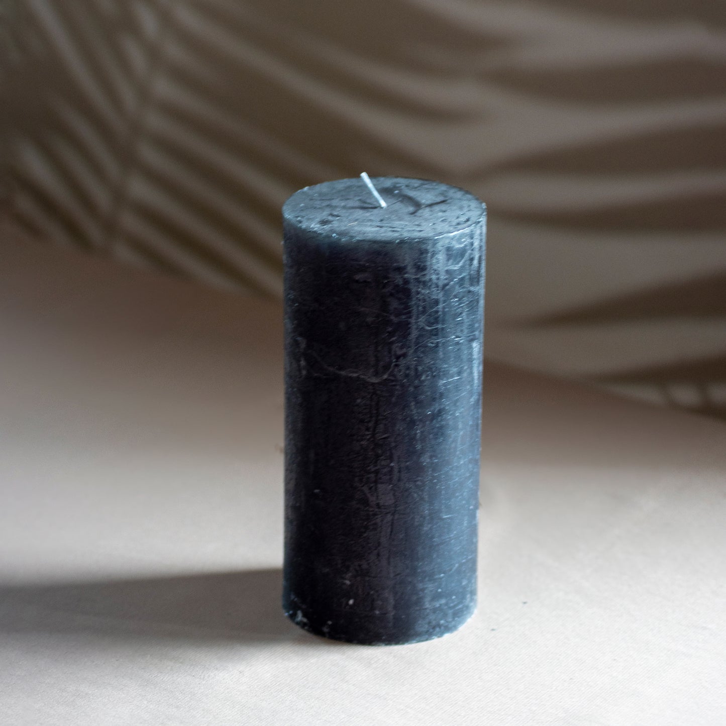 Kaars Noa in kleur antraciet op neutrale achtergrond en rustige lichtval