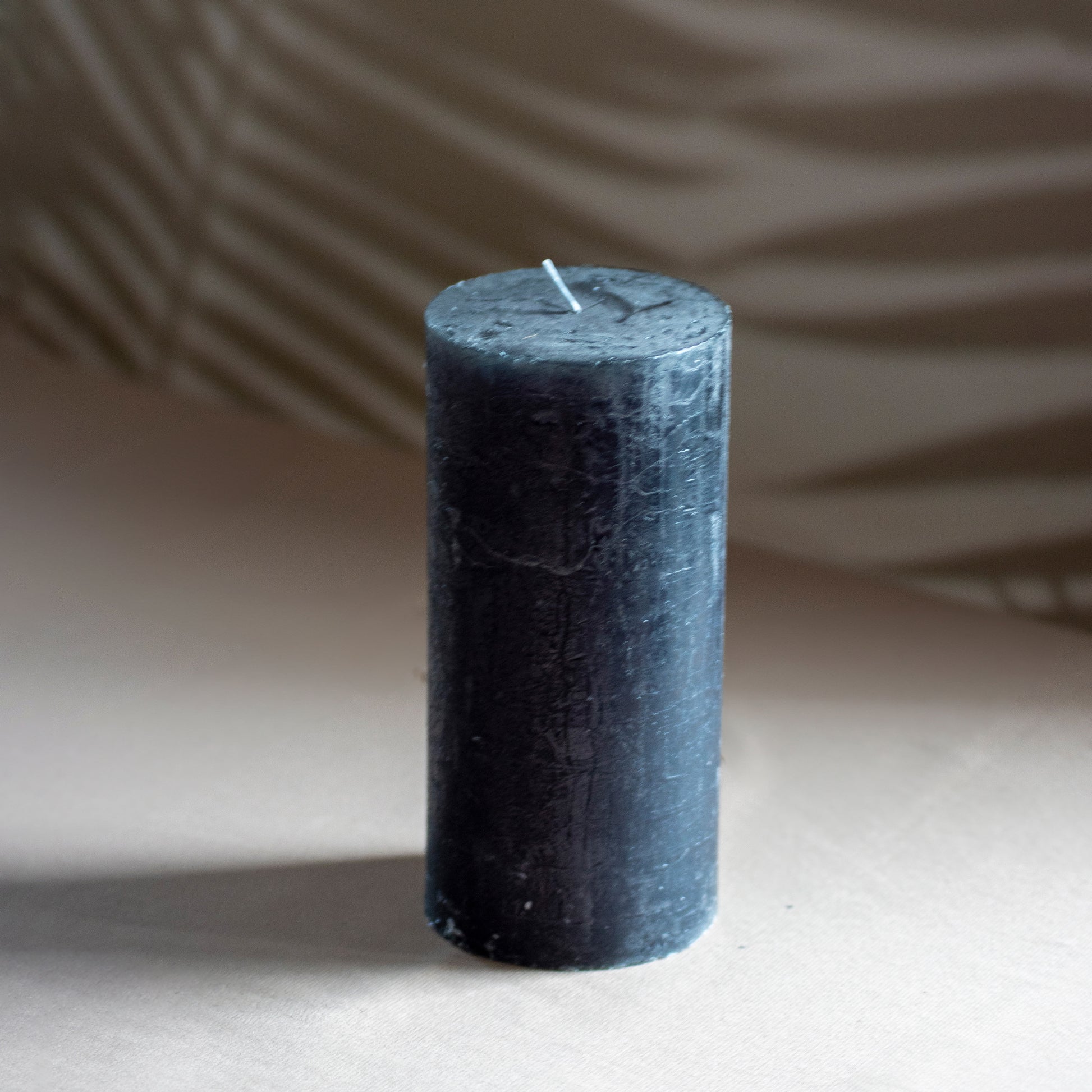 Kaars Noa in kleur antraciet op neutrale achtergrond en rustige lichtval