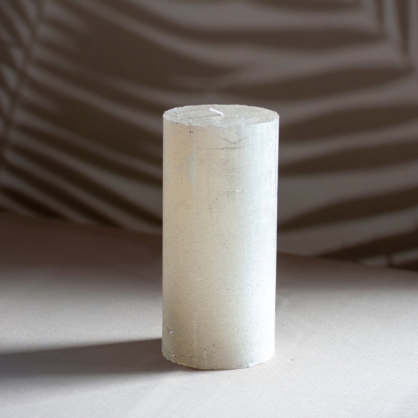 Kaars Noa in kleur champagne op neutrale achtergrond en rustige lichtval