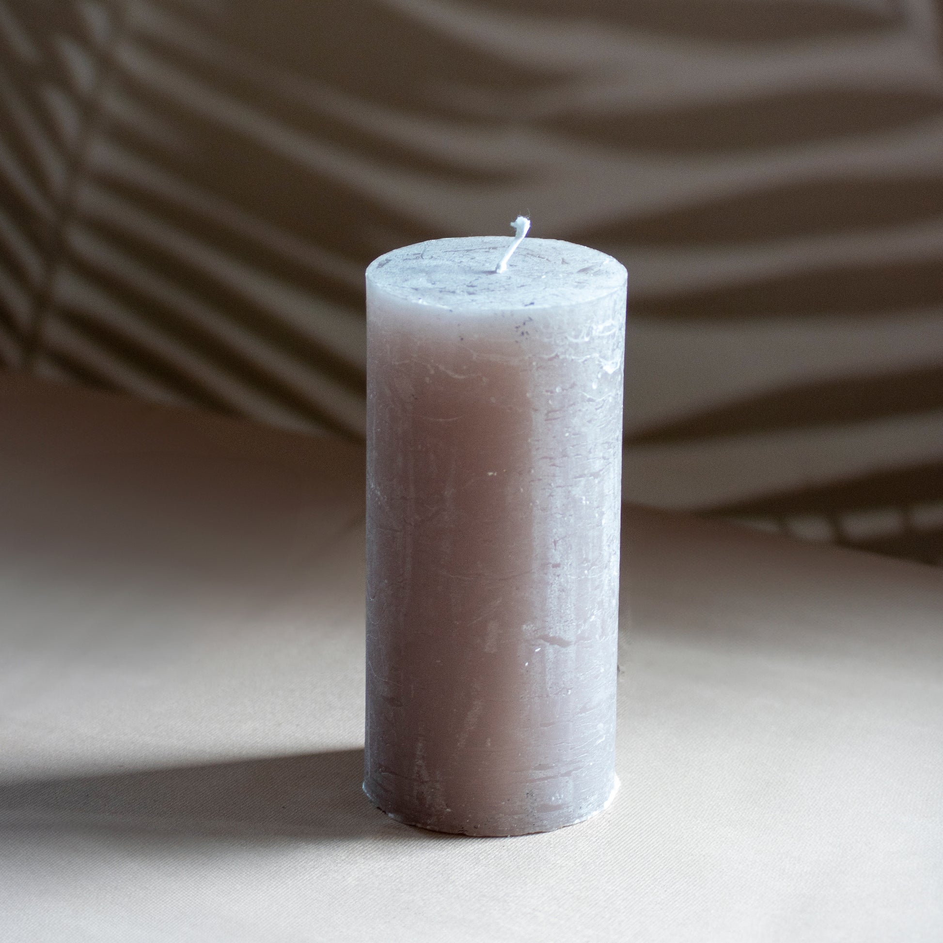 Kaars Noa in kleur leem op neutrale achtergrond en rustige lichtval