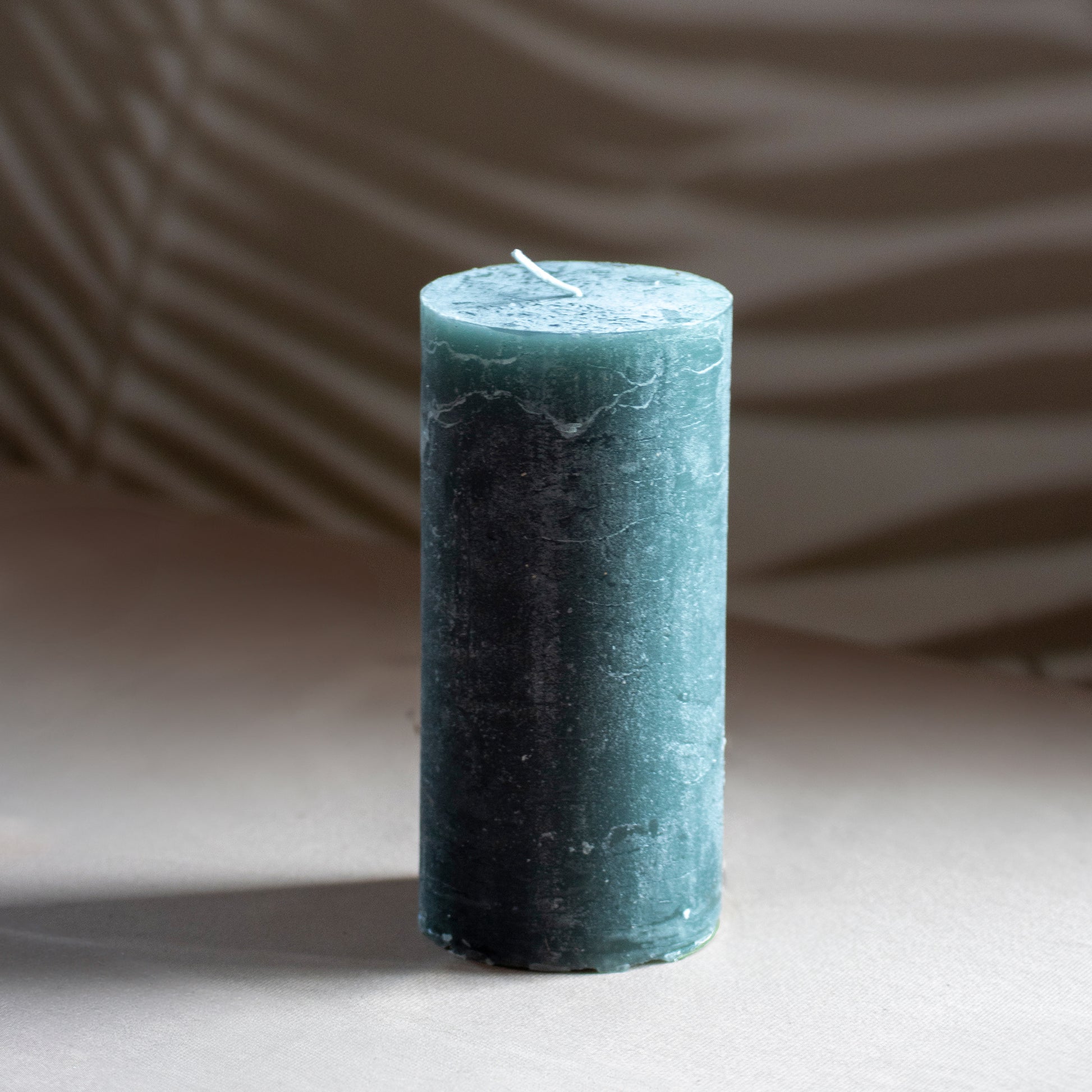 Kaars Noa in kleur mosgroen op neutrale achtergrond en rustige lichtval