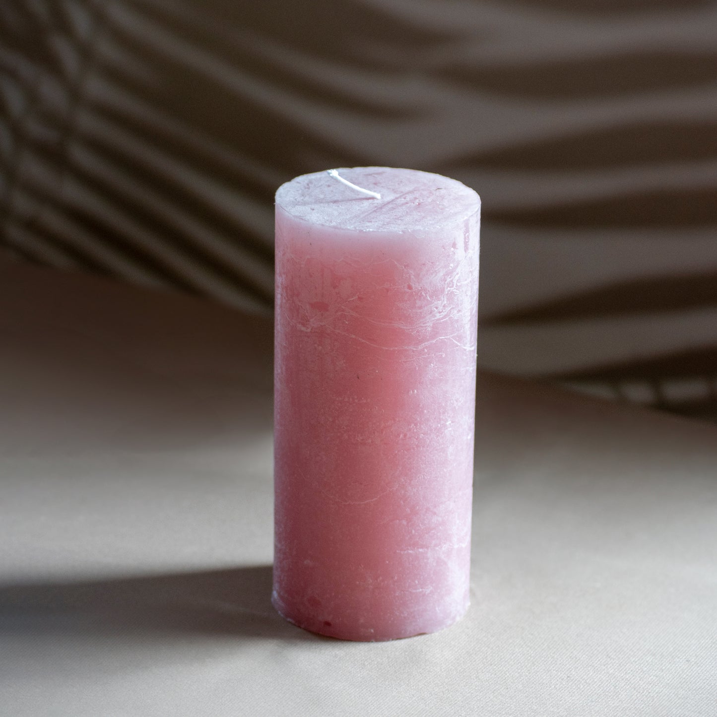 Kaars Noa in kleur oudroze op neutrale achtergrond en rustige lichtval