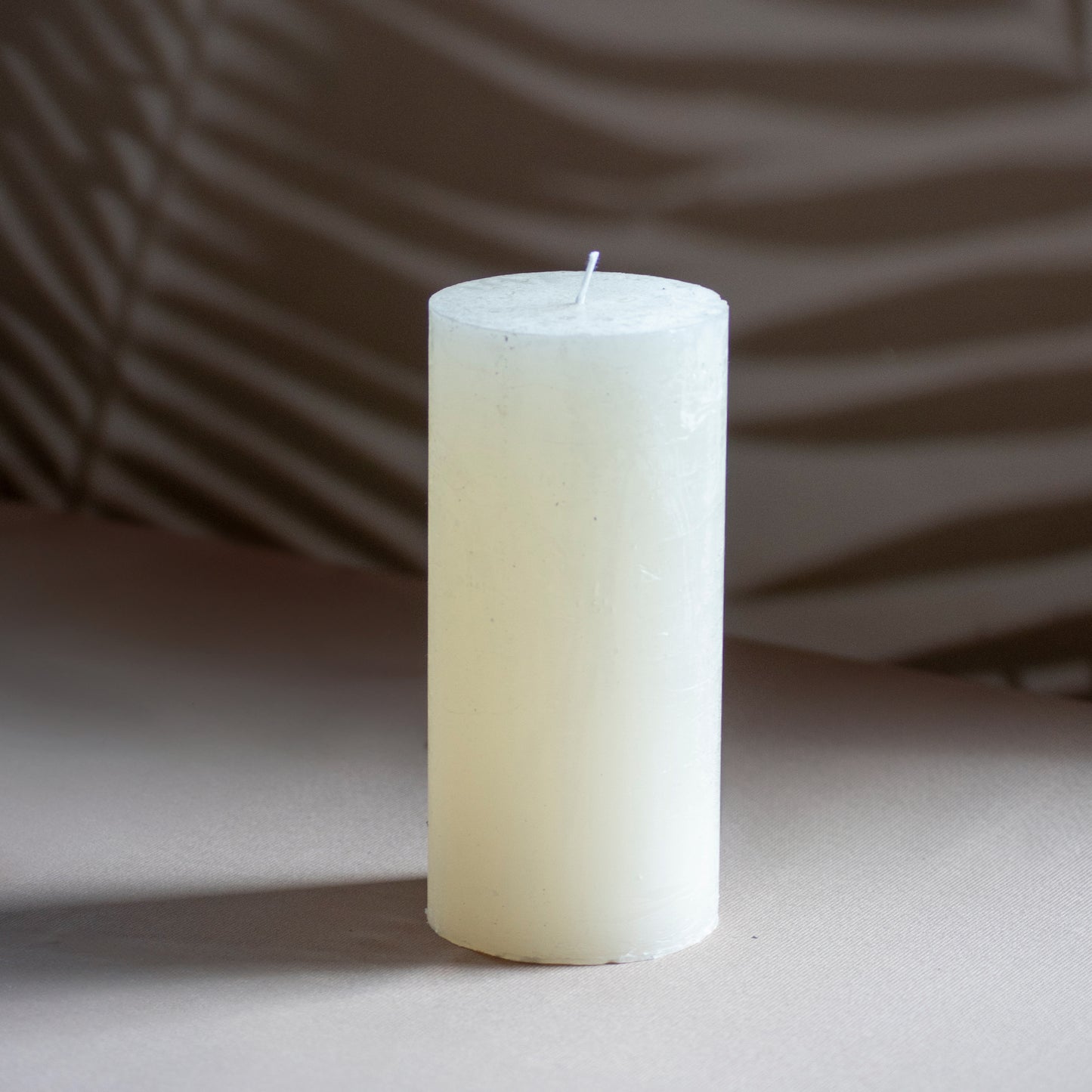 Kaars Noa in kleur parelmoer op neutrale achtergrond en rustige lichtval