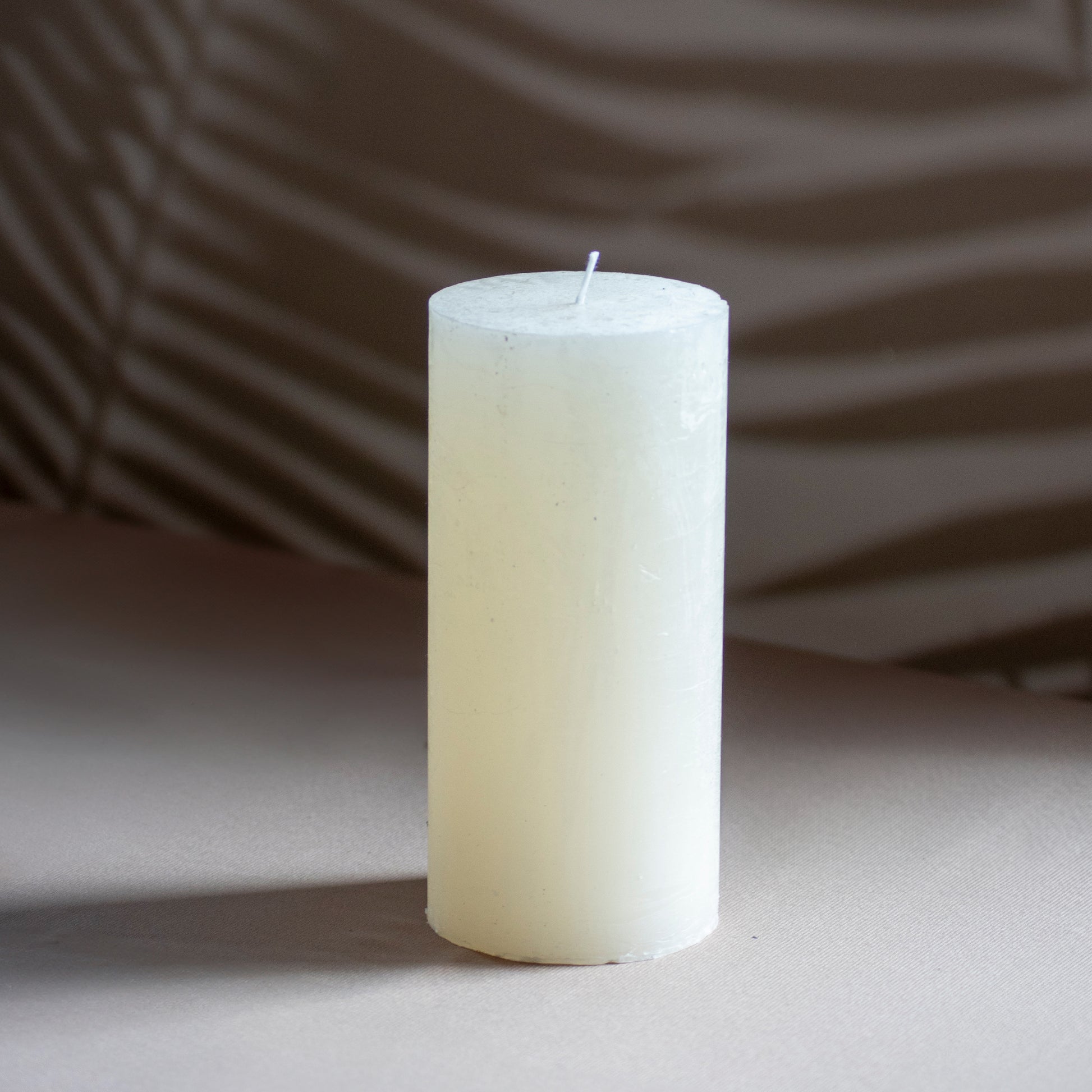 Kaars Noa in kleur parelmoer op neutrale achtergrond en rustige lichtval