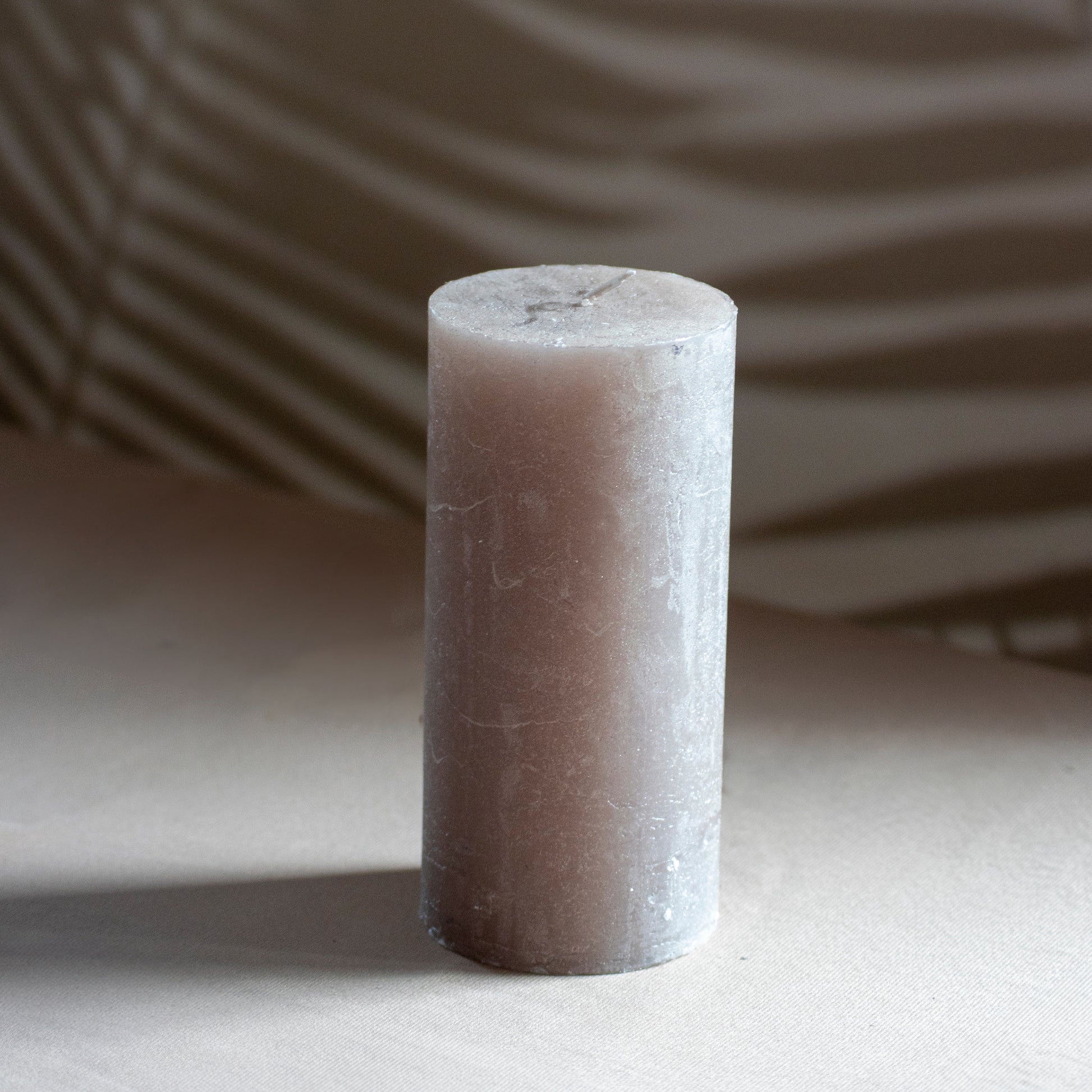 Kaars Noa in kleur steen op neutrale achtergrond en rustige lichtval