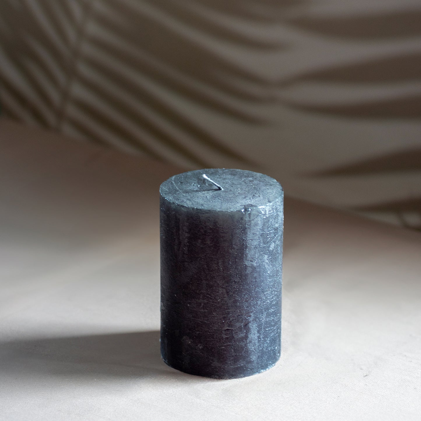 Kaars Roa in kleur antraciet op neutrale achtergrond en rustige lichtval