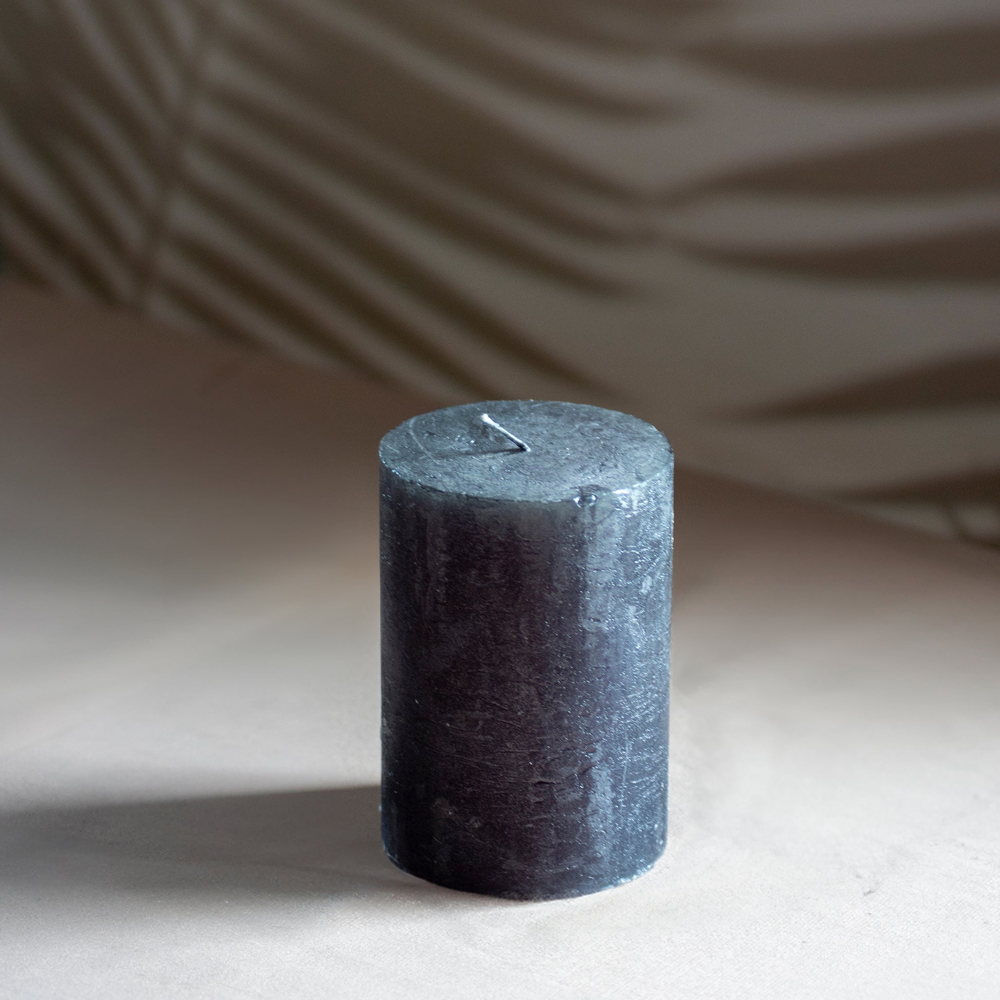 Kaars Roa in kleur antraciet op neutrale achtergrond en rustige lichtval