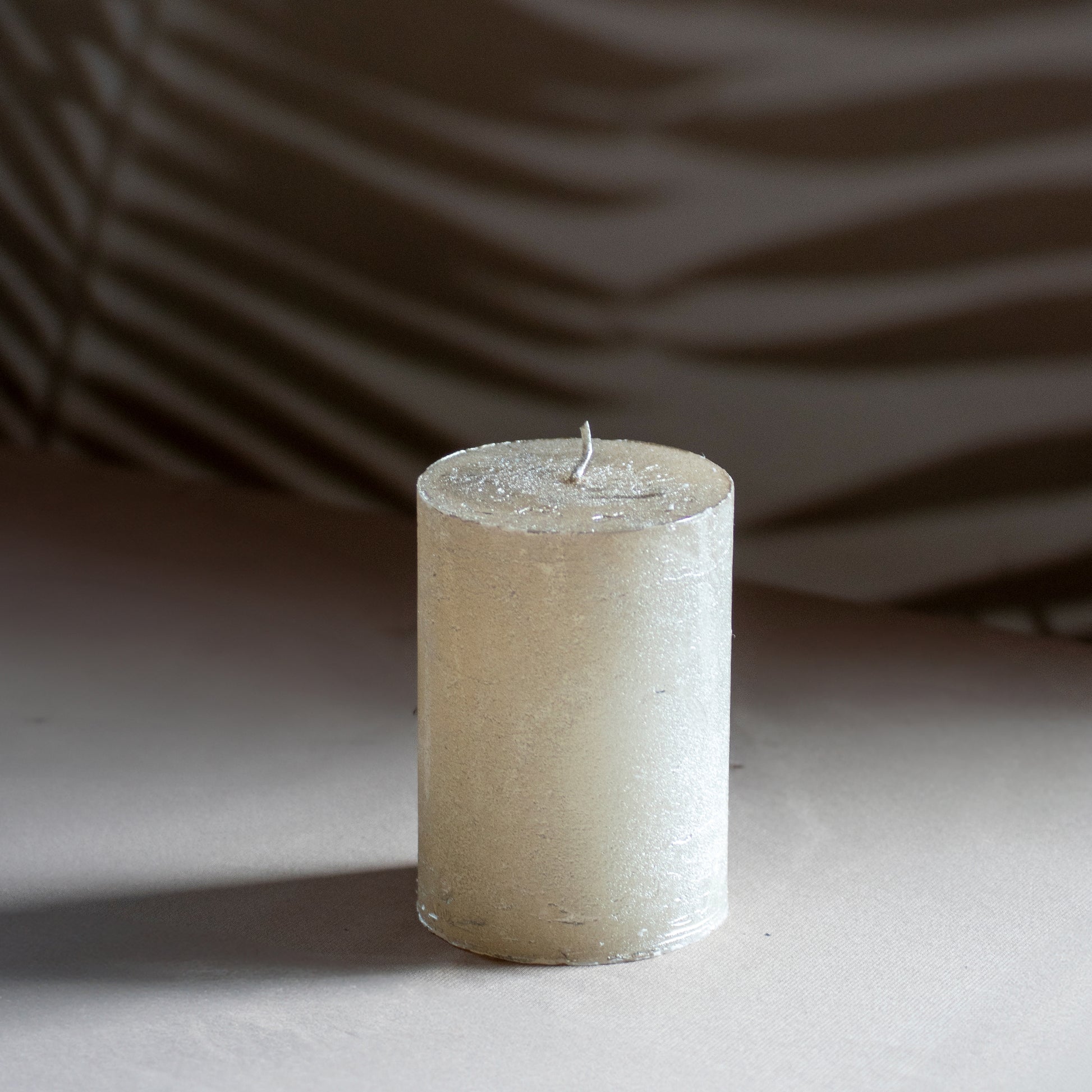 Kaars Roa in kleur champagne op neutrale achtergrond en rustige lichtval