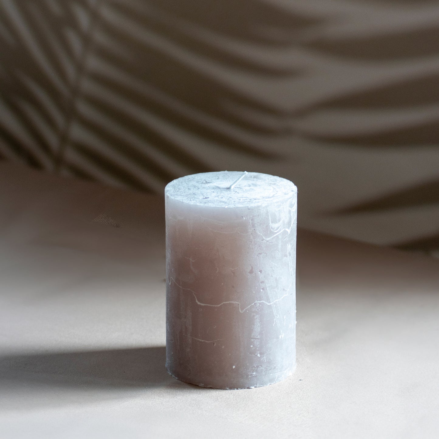 Kaars Roa in kleur leem op neutrale achtergrond en rustige lichtval