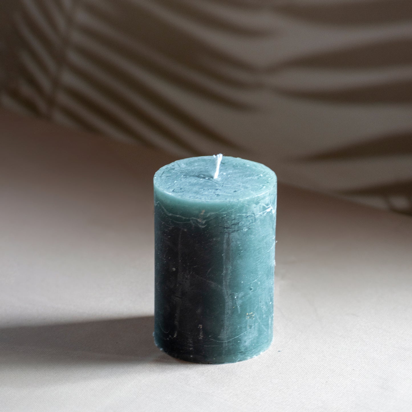 Kaars Roa in kleur mosgroen op neutrale achtergrond en rustige lichtval