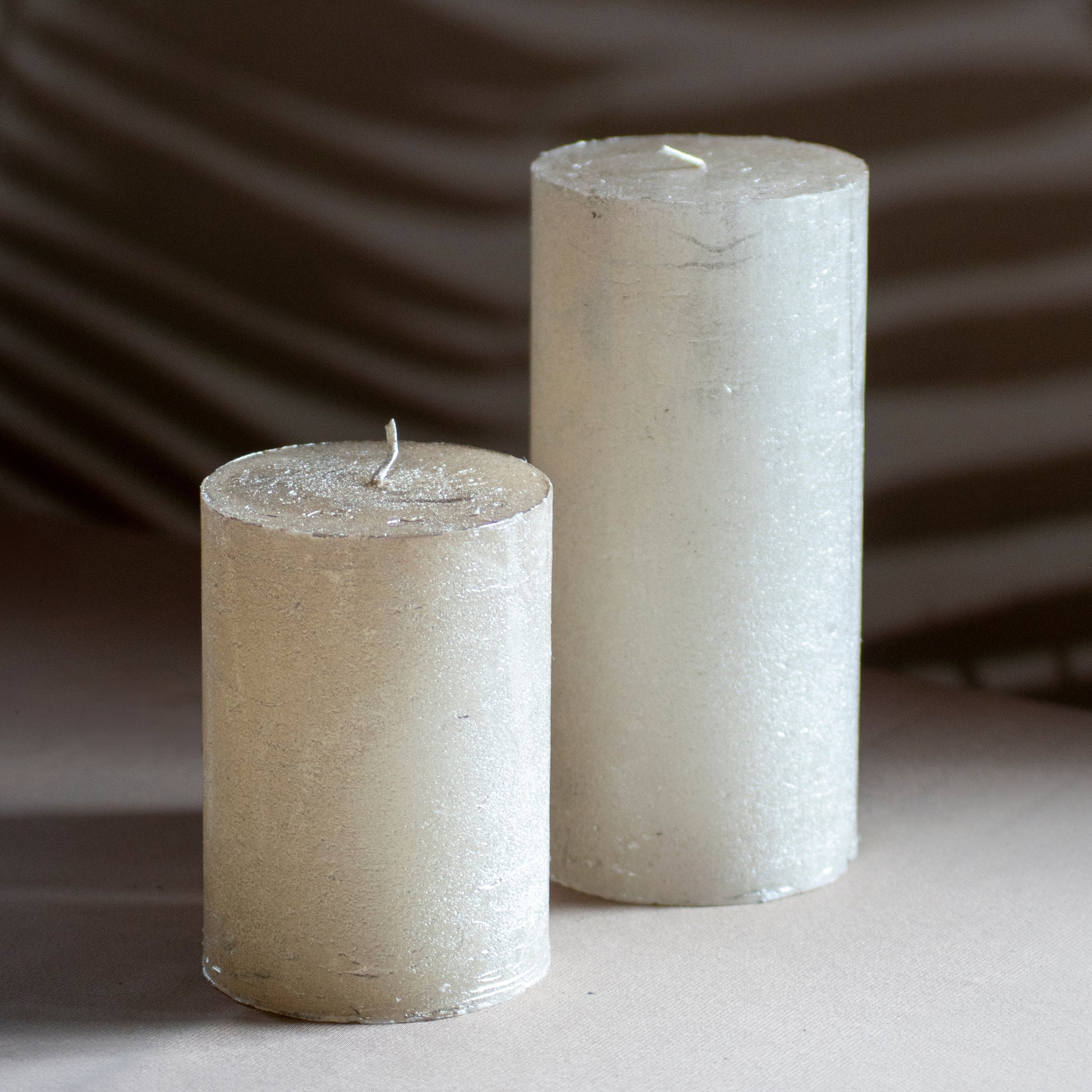 Kaarsen Roa en Noa in kleur champagne op neutrale achtergrond en rustige lichtval