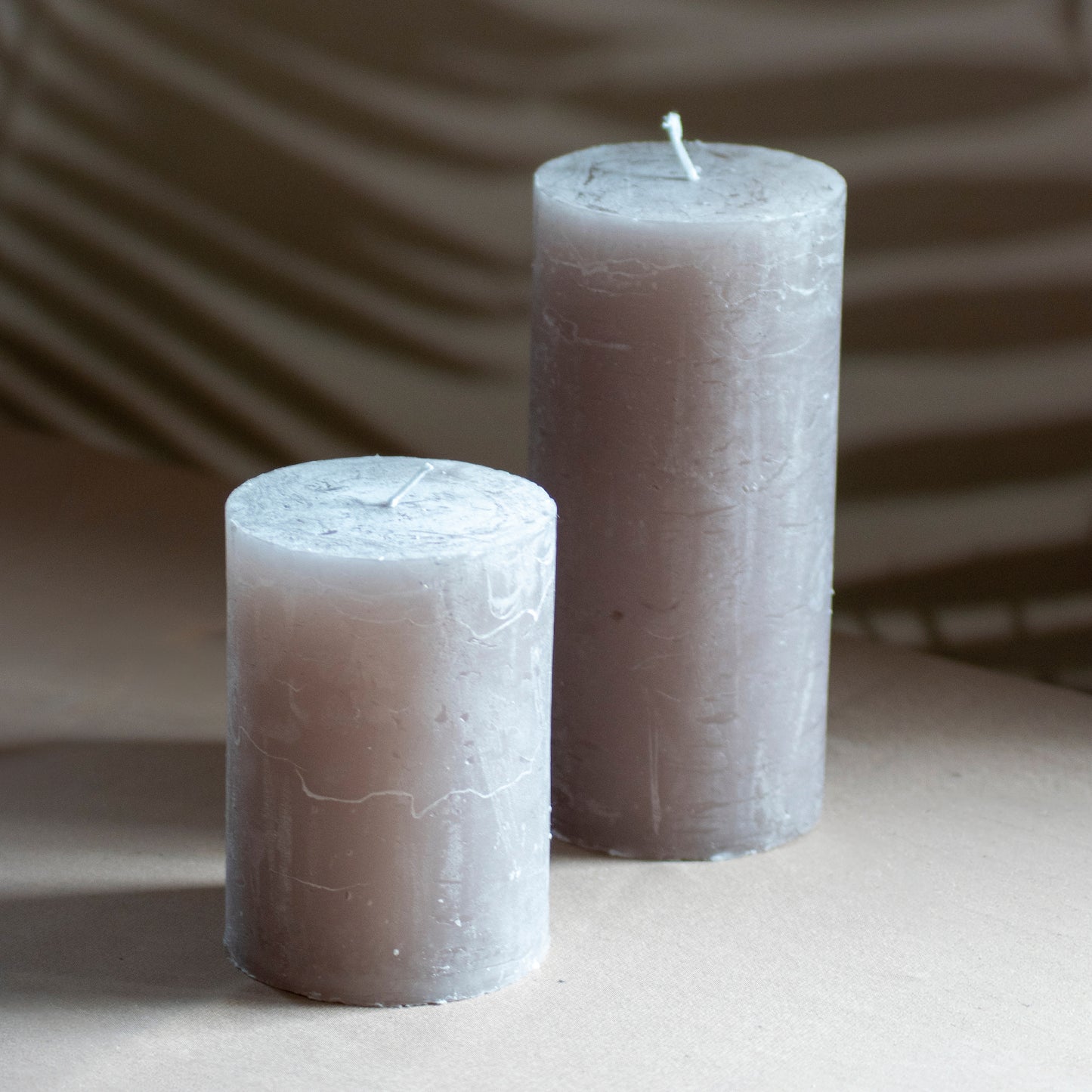 Kaarsen Roa en Noa in kleur leem op neutrale achtergrond en rustige lichtval