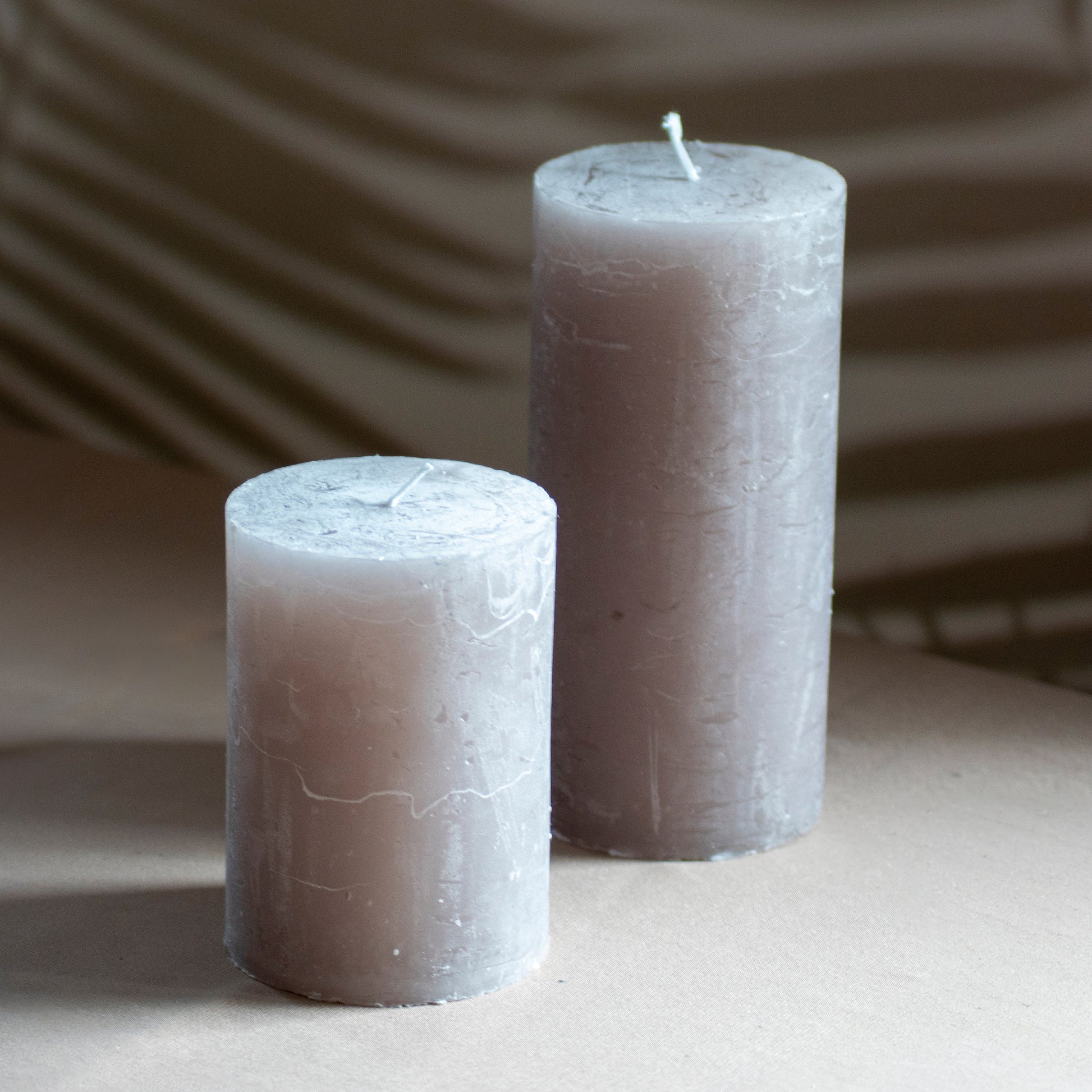 Kaarsen Roa en Noa in kleur leem op neutrale achtergrond en rustige lichtval