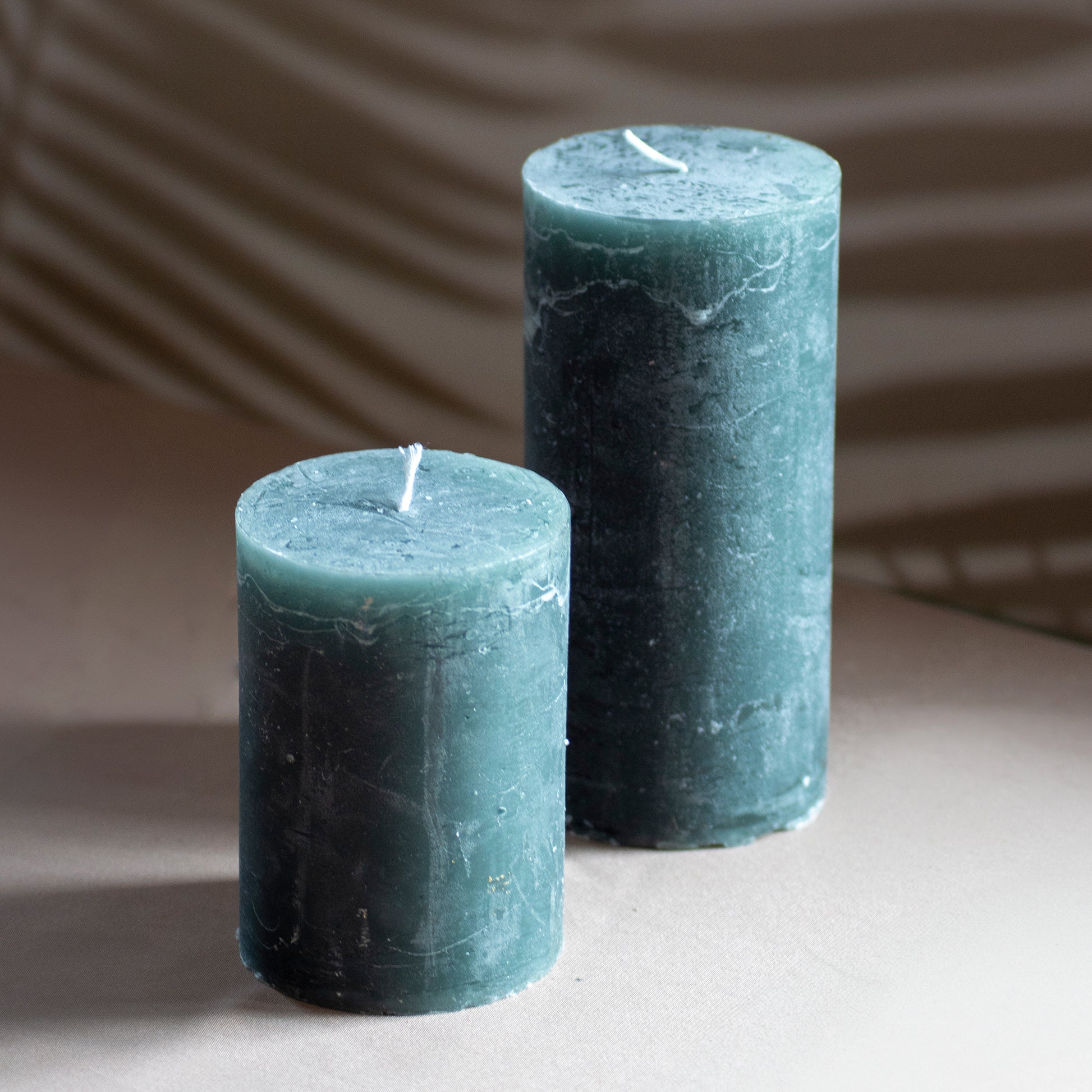 Kaarsen Roa en Noa in kleur mosgroen op neutrale achtergrond en rustige lichtval