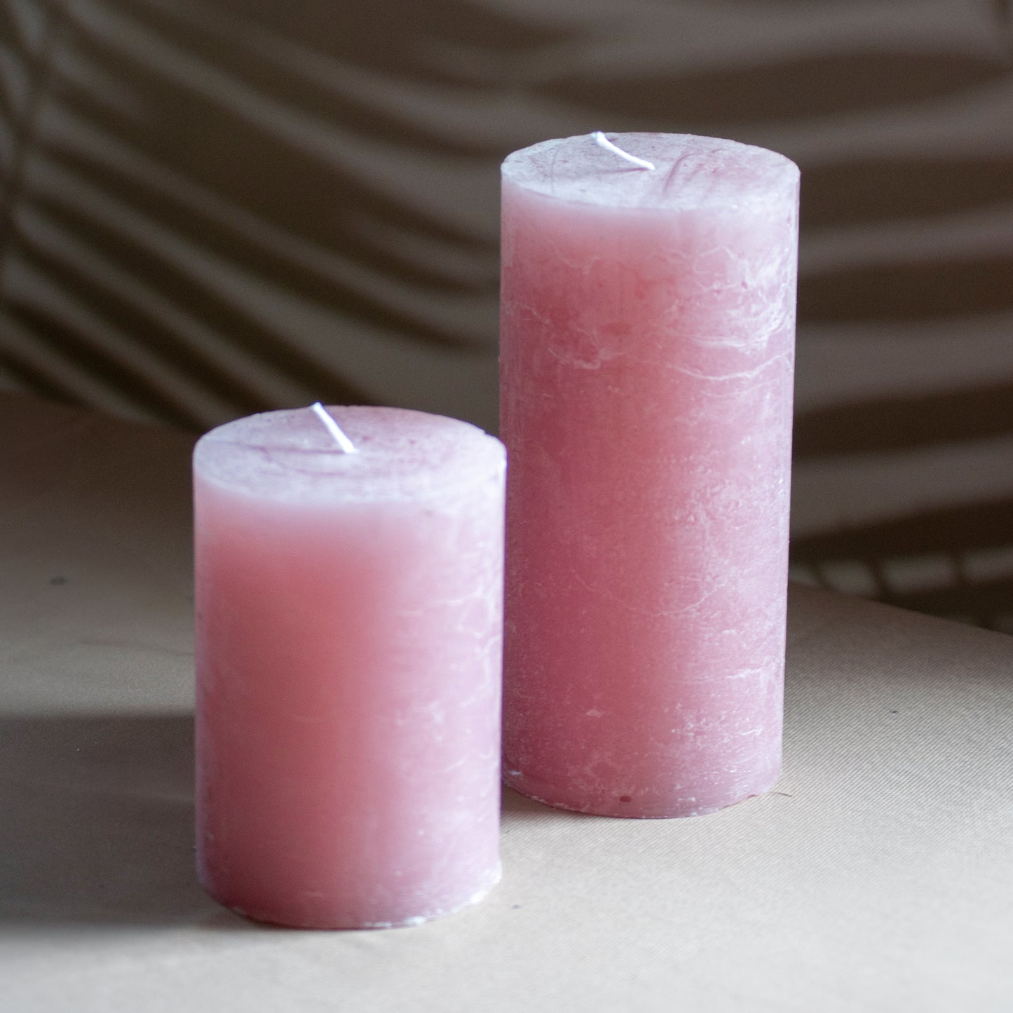 Kaarsen Roa en Noa in kleur oudroze op neutrale achtergrond en rustige lichtval