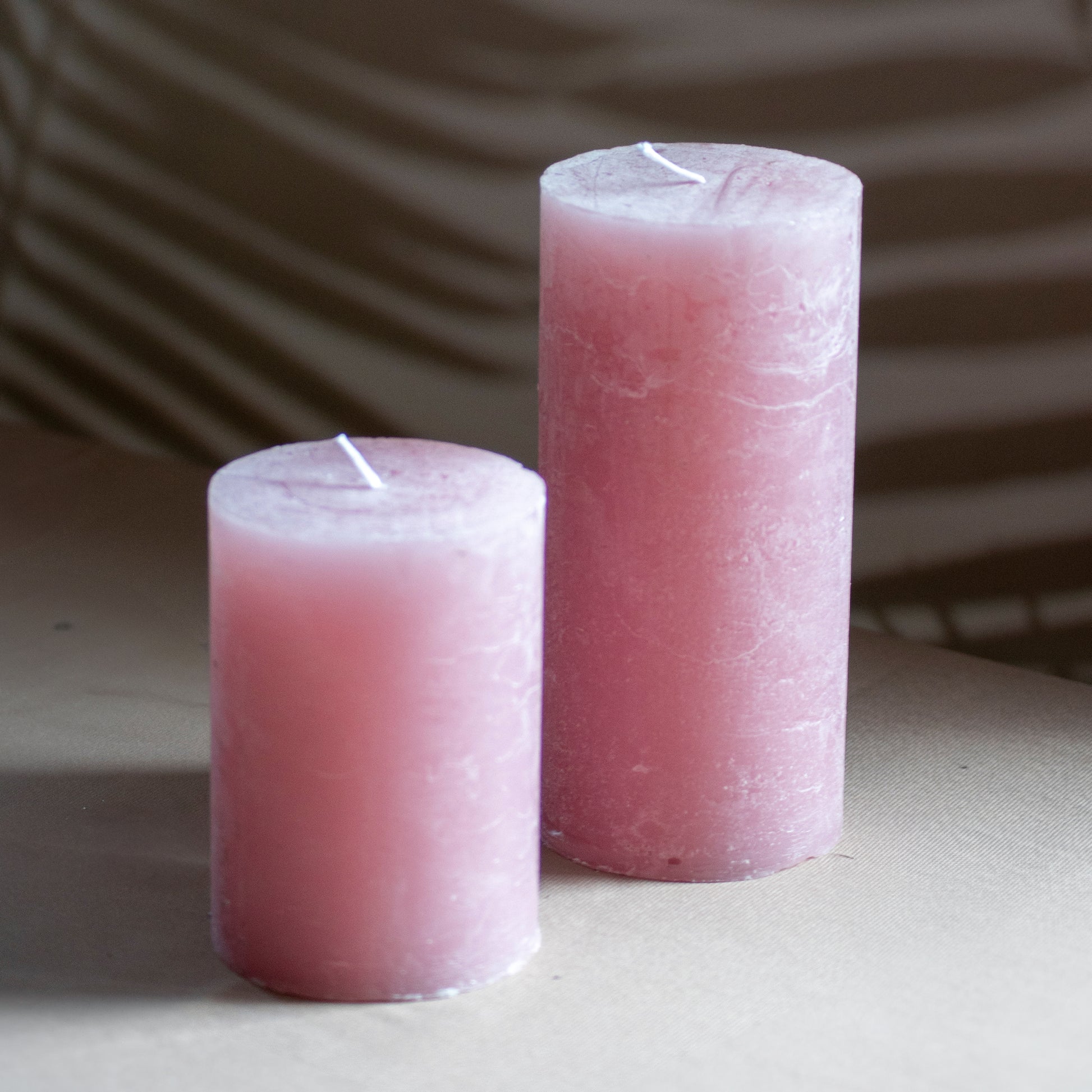 Kaarsen Roa en Noa in kleur oudroze op neutrale achtergrond en rustige lichtval