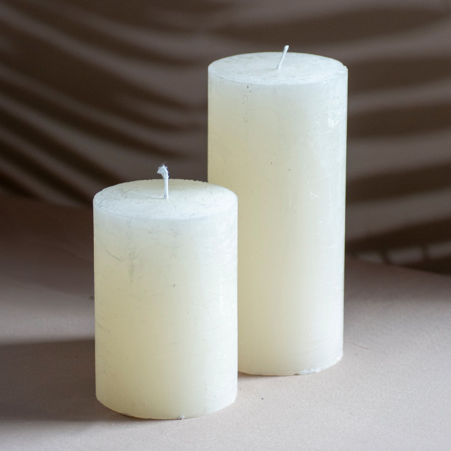 Kaarsen Roa en Noa in kleur parelmoer op neutrale achtergrond en rustige lichtval