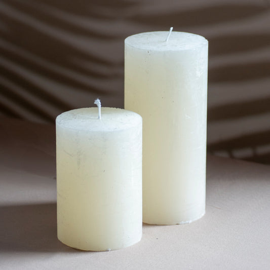 Kaarsen Roa en Noa in kleur parelmoer op neutrale achtergrond en rustige lichtval