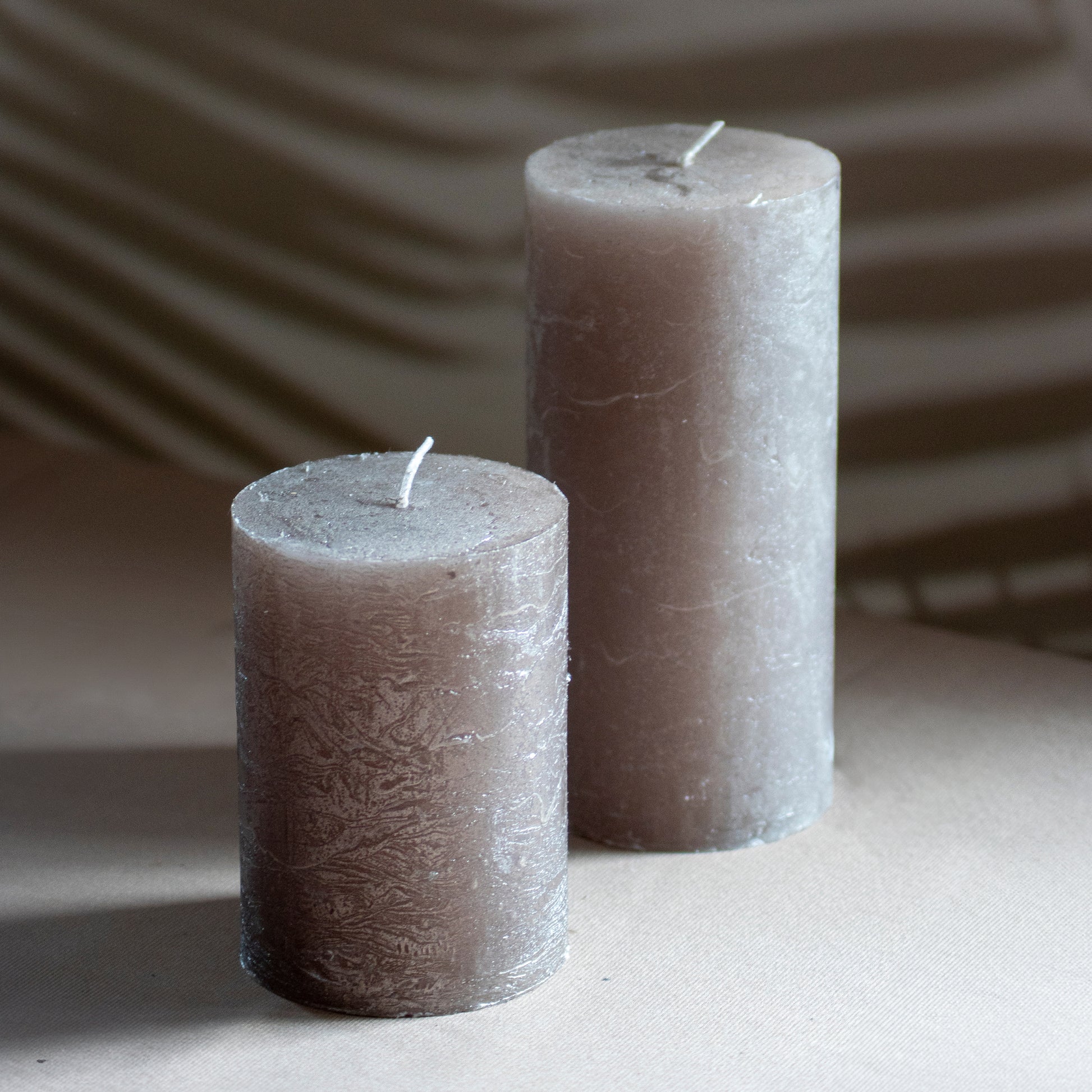 Kaarsen Roa en Noa in kleur steen op neutrale achtergrond en rustige lichtval