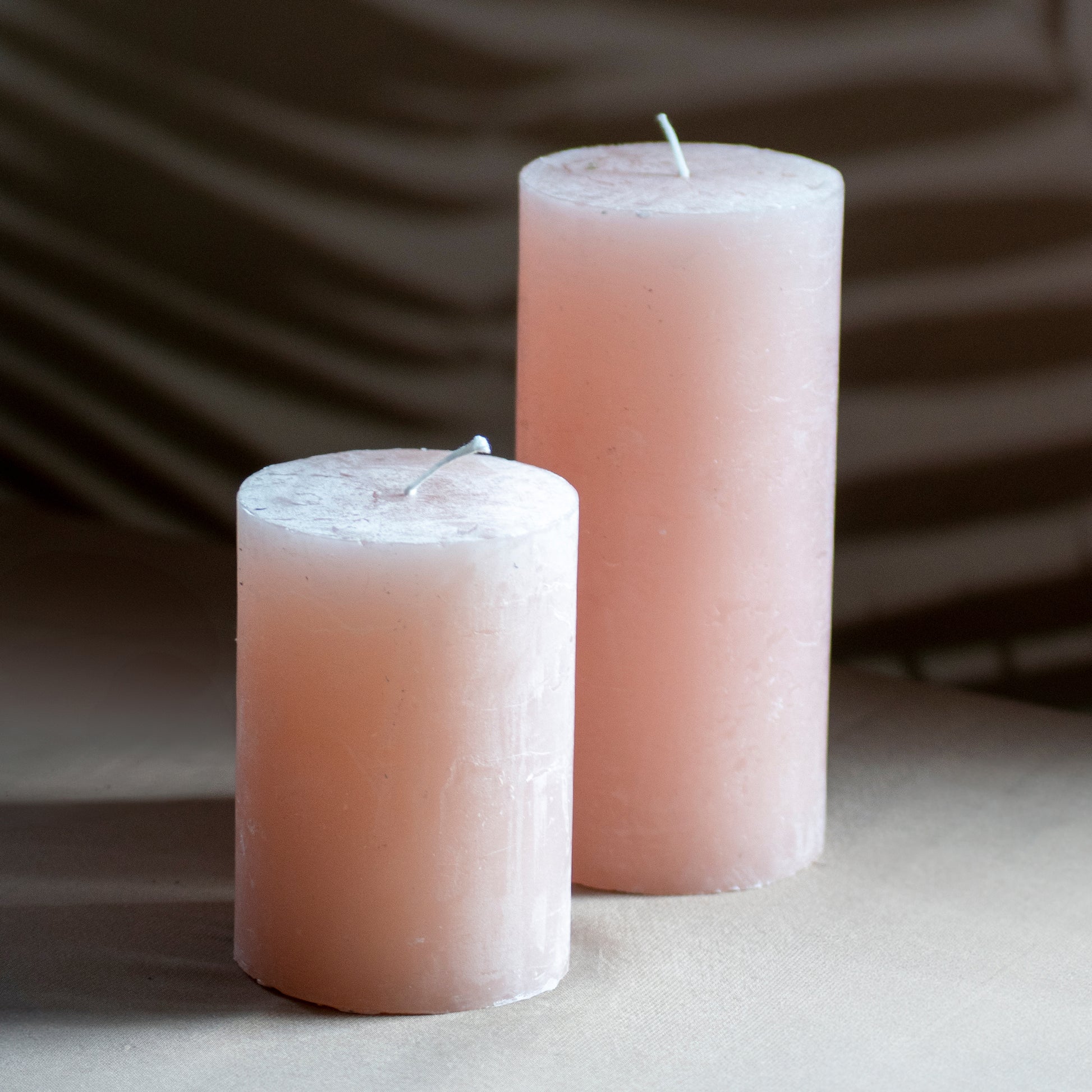 Kaarsen Roa en Noa in kleur zachtroze op neutrale achtergrond en rustige lichtval