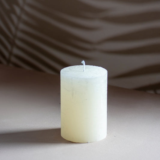 Kaars Roa in kleur parelmoer op neutrale achtergrond en rustige lichtval