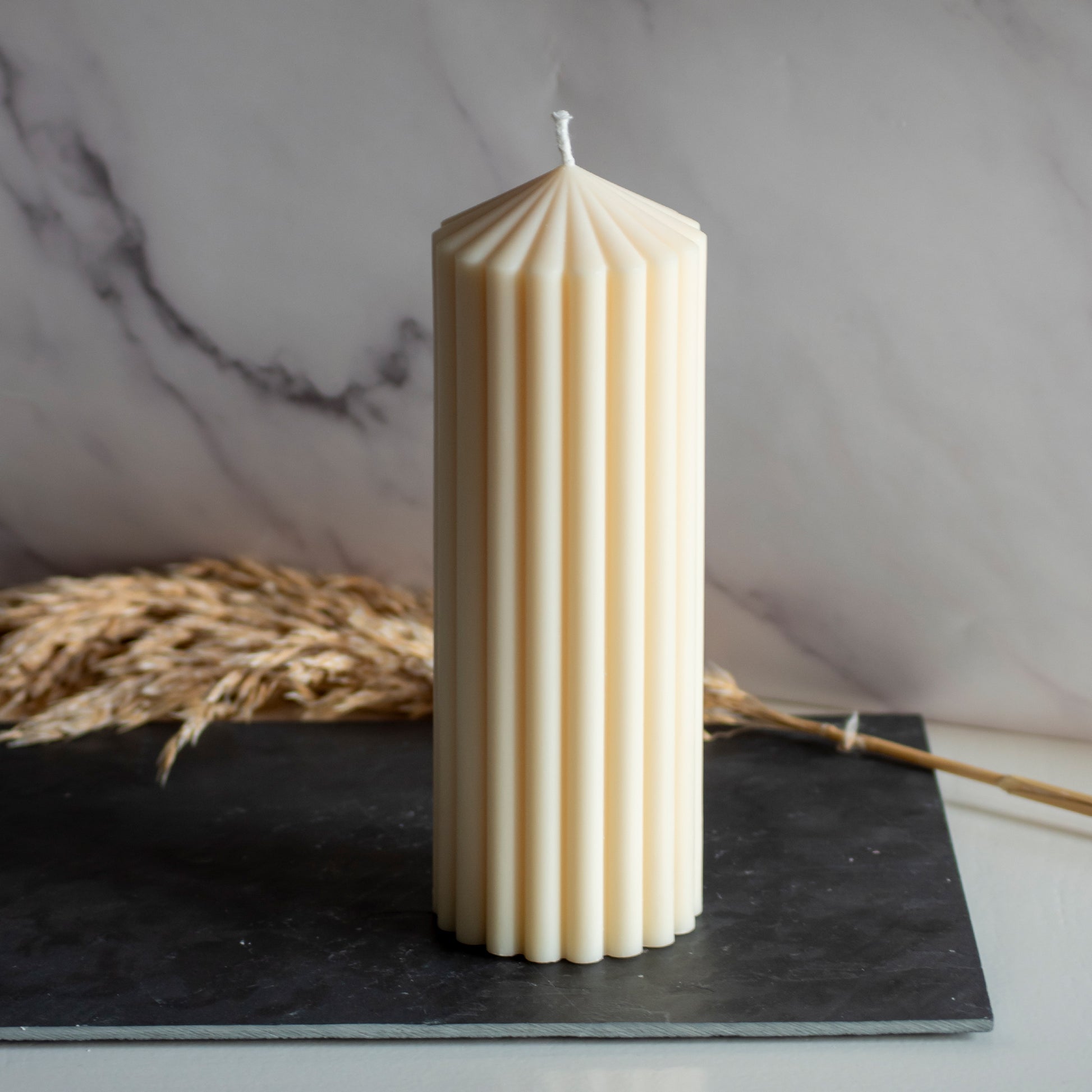 Beigekleurige Still Light kaars (groot) in rustige, natuurlijke setting